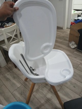 Trona de bebé blanca con patas de madera