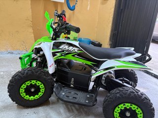 Quad infantil eléctrico verde y blanco