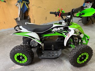 Quad infantil eléctrico verde y blanco