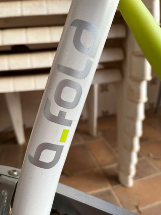 Bicicleta plegable blanca