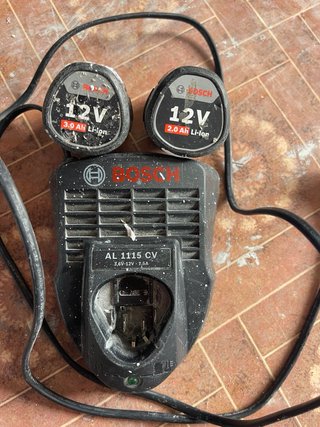 Cargador Bosch AL 1115 CV y 2 Baterías 12V