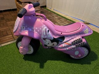 Moto correpasillos Minnie Mouse rosa