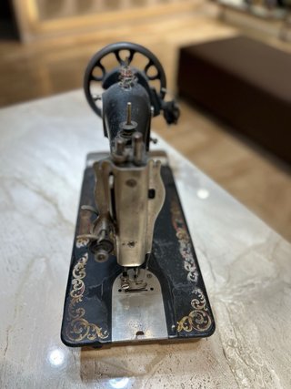 Máquina de coser antigua decorativa