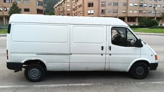 Furgoneta de carga en buen estado.