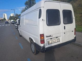 Furgoneta de carga en buen estado.