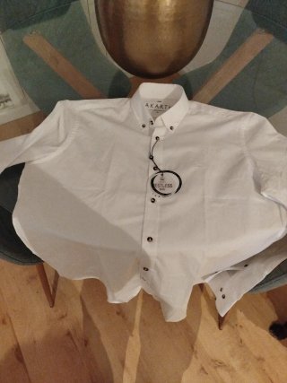 Camisa de vestir Makarthy blanca sin estrenar.
