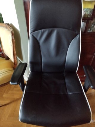 Sillón de oficina negro con ribete blanco