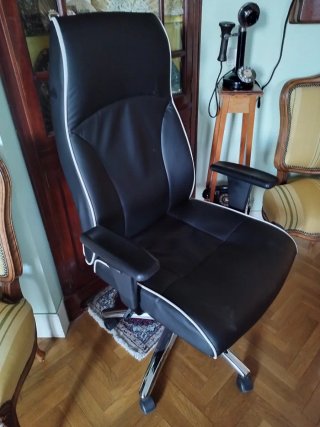 Sillón de oficina negro con ribete blanco