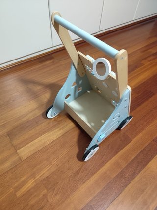 Andador de madera para bebés con actividades