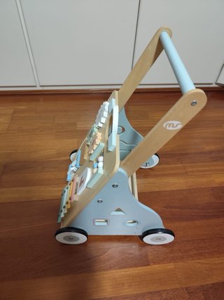Andador de madera para bebés con actividades