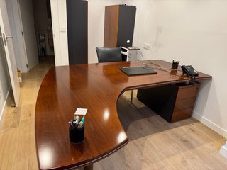 Mesa de directivo, mesa junta redonda y armarios