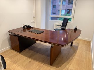 Mesa de directivo, mesa junta redonda y armarios