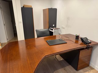 Mesa de directivo, mesa junta redonda y armarios