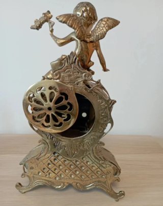 Reloj de sobremesa de bronce con ángel