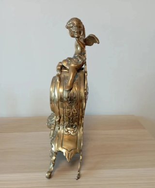 Reloj de sobremesa de bronce con ángel