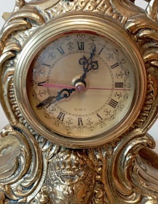 Reloj de sobremesa de bronce con ángel
