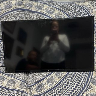 Televisor Plano  + Colgador y mando  adistancia