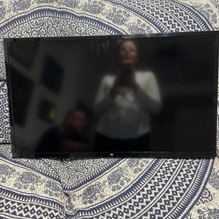 Televisor Plano  + Colgador y mando  adistancia