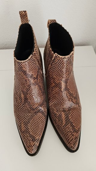 Botines de tacón con estampado de serpiente