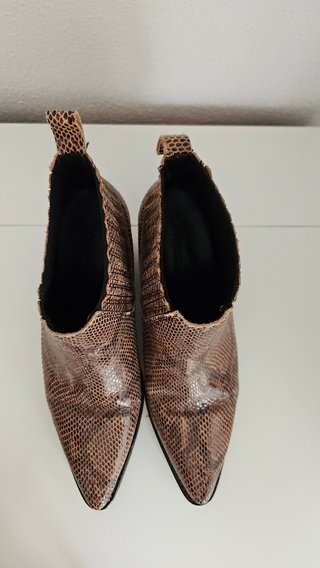 Botines de tacón con estampado de serpiente
