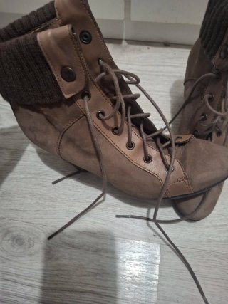 Botines de tacón con cordones