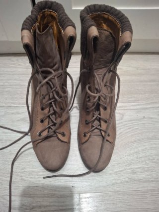 Botines de tacón con cordones