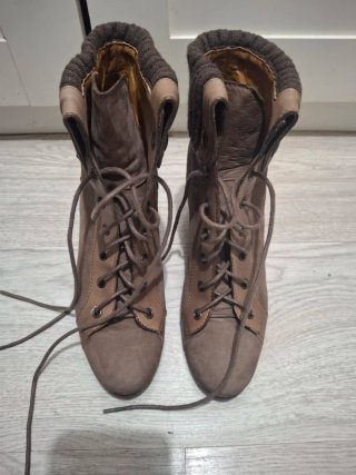 Botines de tacón con cordones