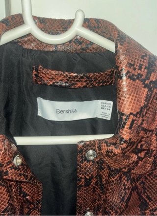 Chaqueta Bershka estampado serpiente