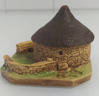 Palloza miniatura casa rural piedra tejado