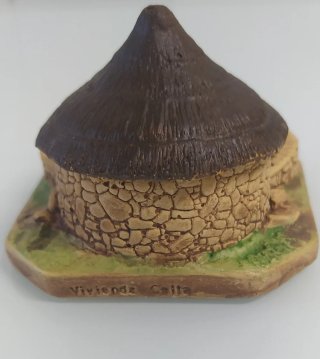 Palloza miniatura casa rural piedra tejado