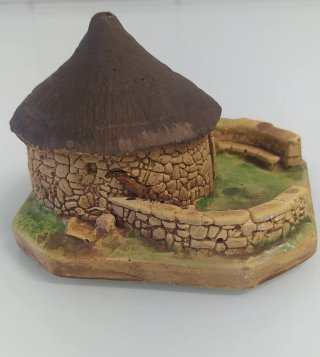 Palloza miniatura casa rural piedra tejado