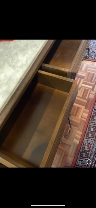 Mueble de madera con tapa de mármol