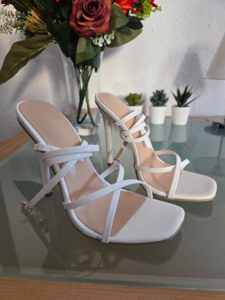 Sandalias blancas tiras cruzadas Talla 36