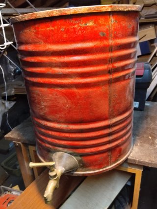Bidon antico rosso con rubinetto