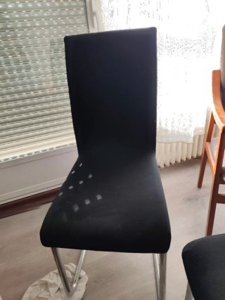 Sillas negras con patas metálicas