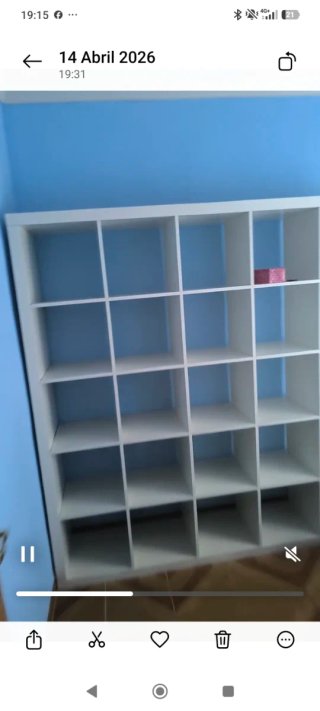 Estantería y mesa de oficina