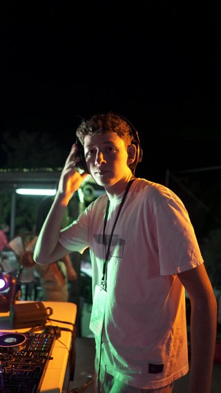 DJ JOVEN PARA TUS FIESTAS