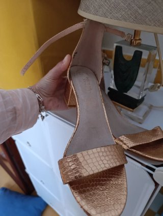 Sandalias tacón oro rosa Primark
