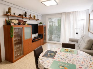 Habitación amueblada con despacho y baño privado