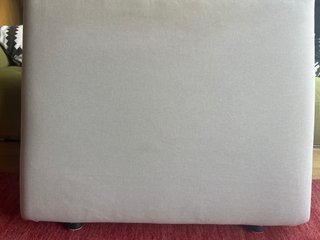 Cabecero de tela beige Ikea Vallentuna. Urge