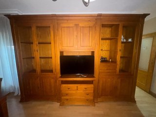 Mueble de comedor de madera y cristal