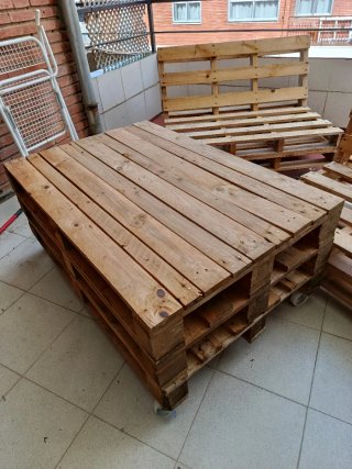 Sofá y mesa de palets de madera