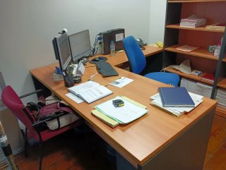 Muebles de oficina: mesa, estantería y armarios
