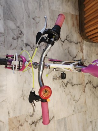 Bicicleta infantil rosa y blanca