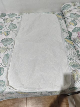 Colchón 60x120 cm con protector que sobra un poco