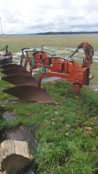 Arado de tractor de 4 vertederas marca  keverlan