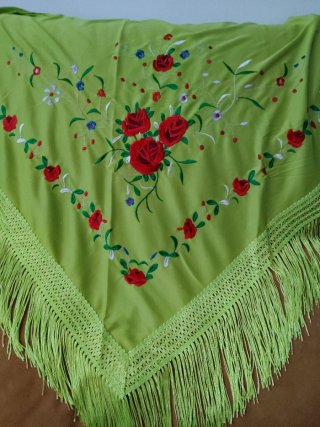 Mantón bordado flores rojas y verdes