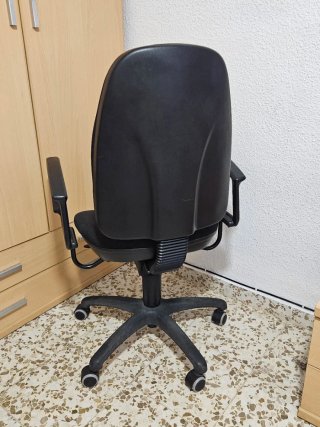 Silla ergonómica de oficina negra