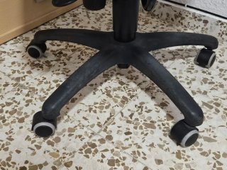 Silla ergonómica de oficina negra