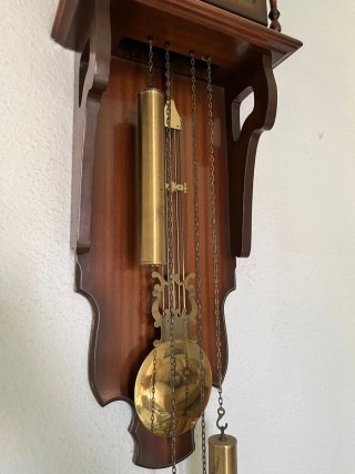 Reloj de pared de madera con péndulo